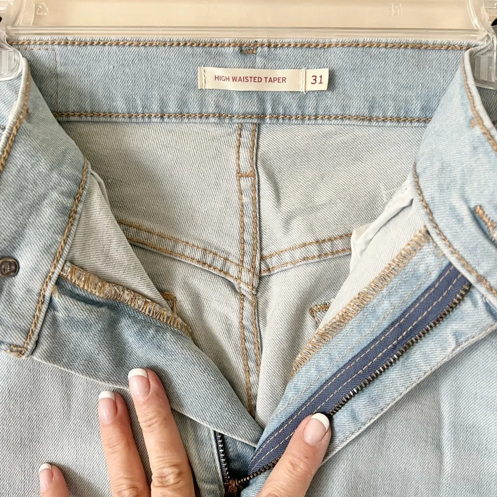 Levi’s High Waisted Mom Jeans Light Wash Tapered Leg 26986 Size 31